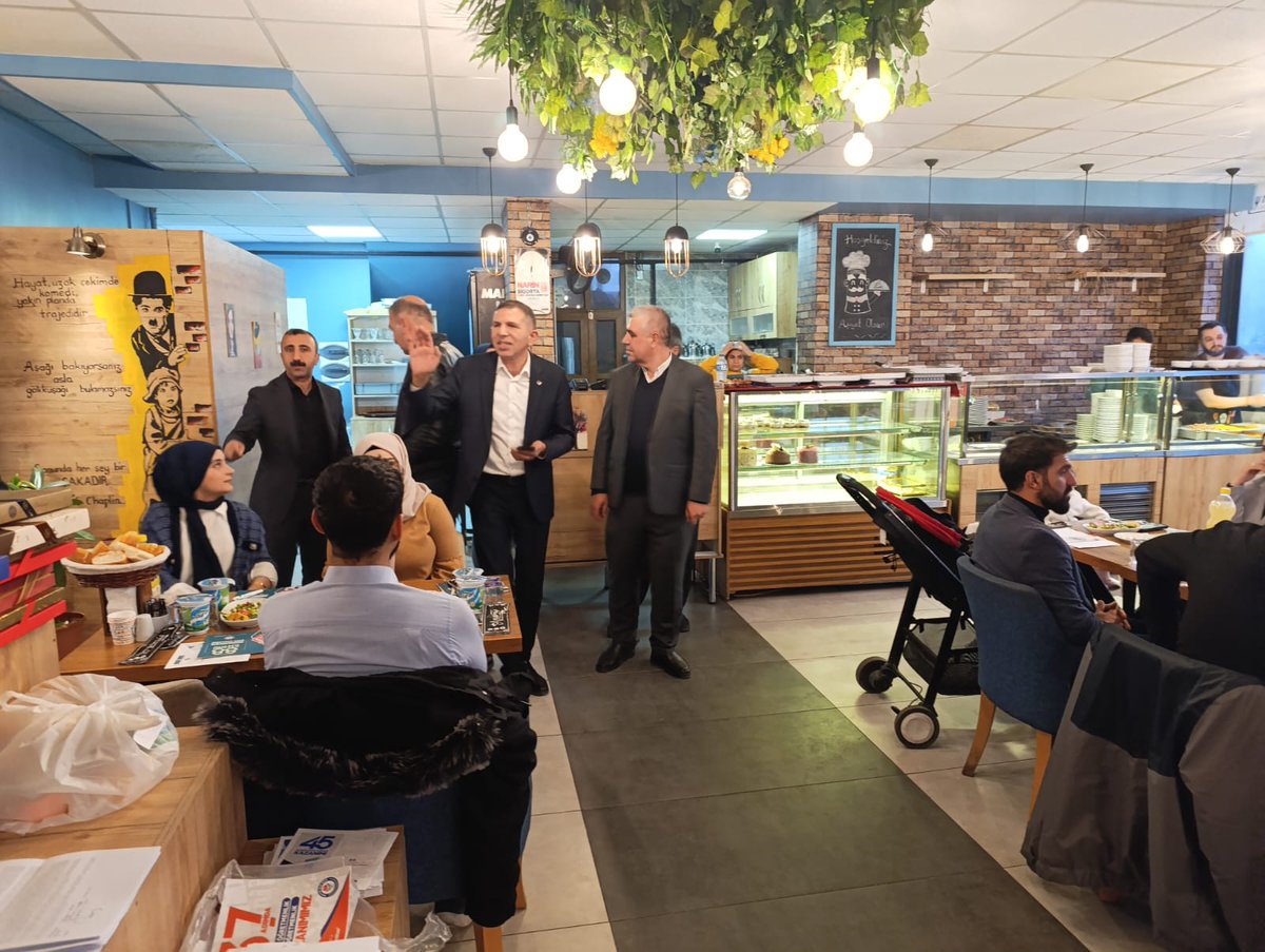 Hani İlçe Teşkilatımızın düzenlediği iftar programında,eğitime gönül vermiş kıymetli öğretmenlerimiz ve eğitim çalışanlarımızla bir araya geldik. Ramazan’ın bereketini,birlik ve beraberliğin sıcaklığıyla taçlandırdığımız bu güzel akşamda,eğitimindeki sorunlar üzerine sohbet ettik