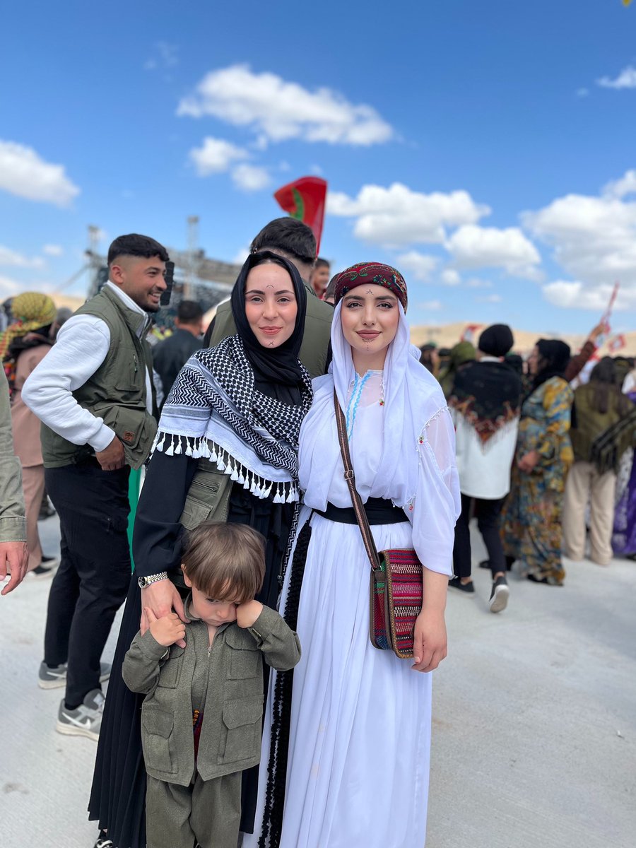 Halime_Akman73's tweet photo. Newroz lı mê piroz❤️☀️💚 Cızira Botan https://t.co/TIbIjlv8fK