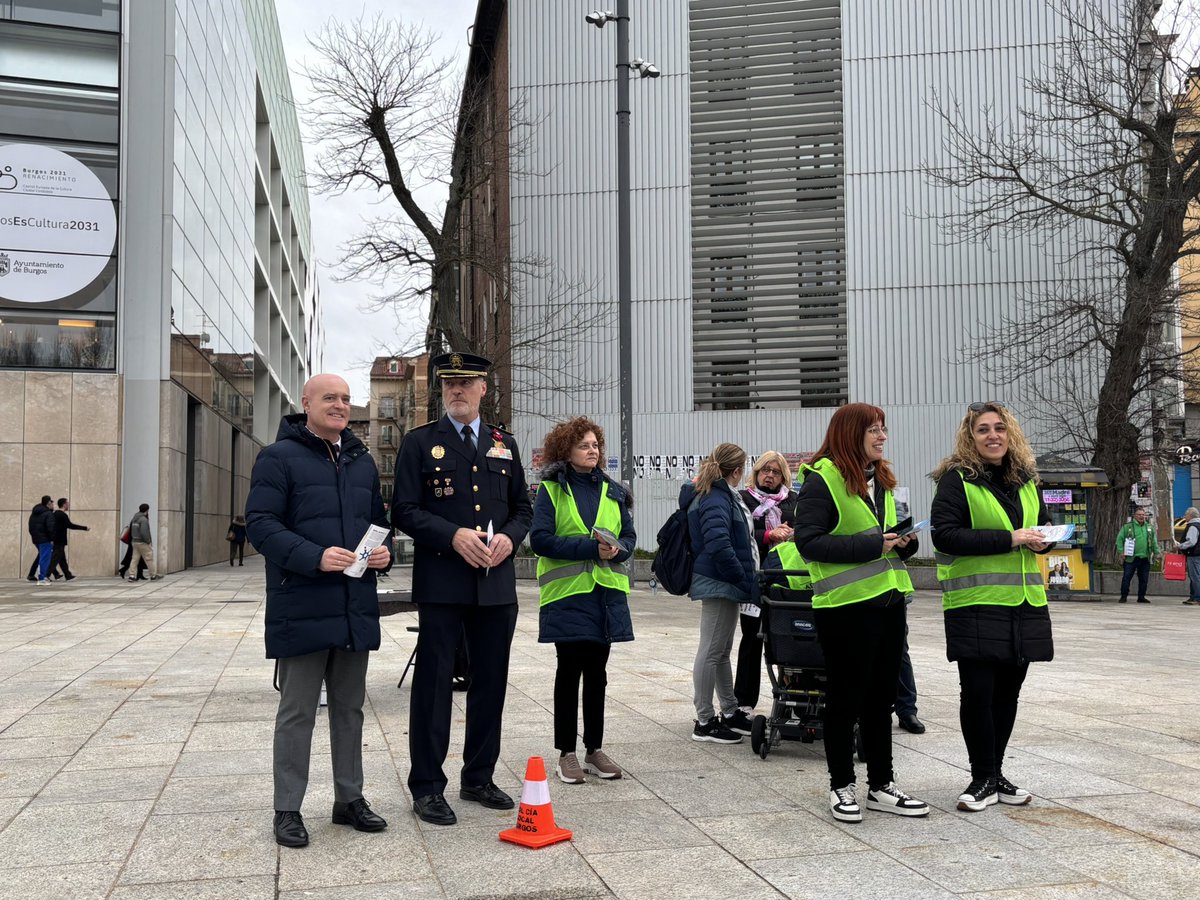 PPBurgosCiudad's tweet photo. El concejal de Seguridad Ciudadana @angelmanzanedo asiste al acto de @ADACEBUR_BURGOS y @PoliciadeBurgos con motivo del Día Internacional de la Prevención de los Traumatismos Craneoencefálicos.

El objetivo es dar visibilidad y concienciar sobre la causa por accidente de tráfico. https://t.co/y1cDYAOJFu