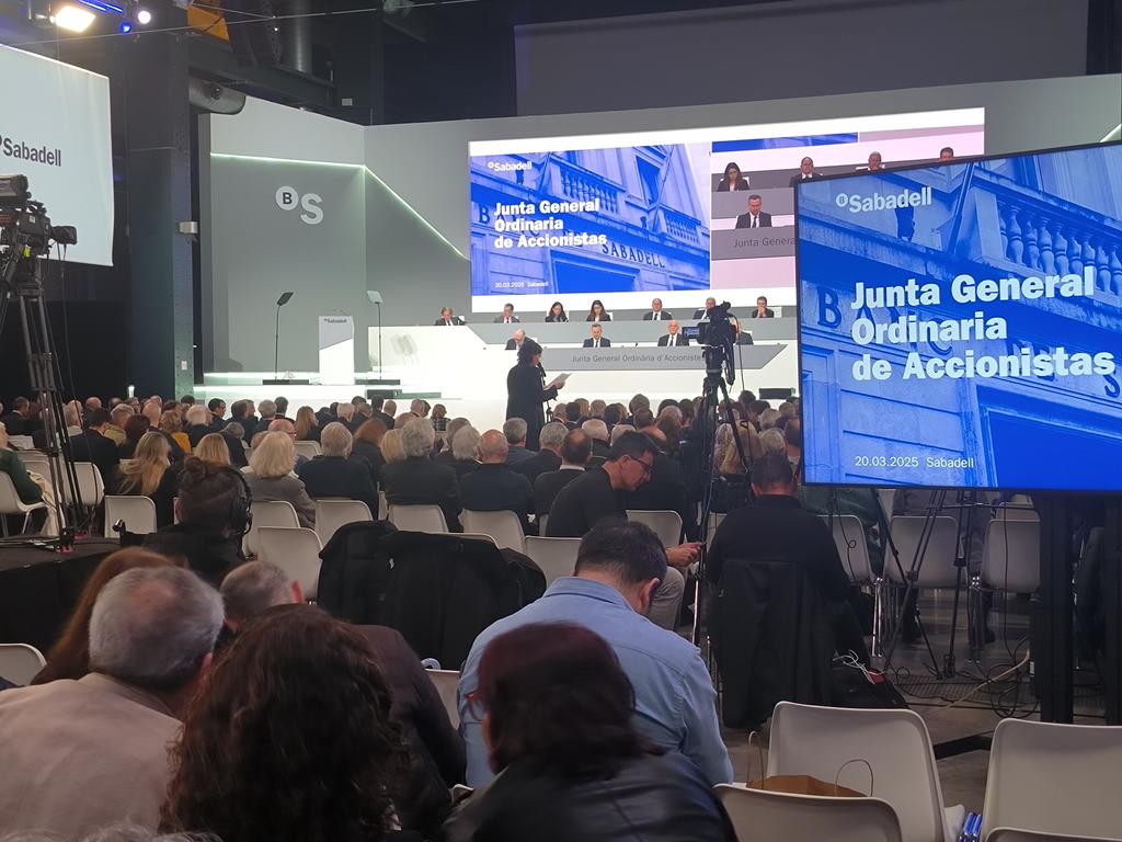 💰 Banco Sabadell ha destinado 49,72 M$ a empresas del complejo militar-industrial español (2022-24):

1️⃣ Ha concedido 43,93 M$ a Aernnova, fabricante de aeronaves militares, que ha multiplicado por 10 sus beneficios y se beneficiará del crecimiento del gasto militar europeo