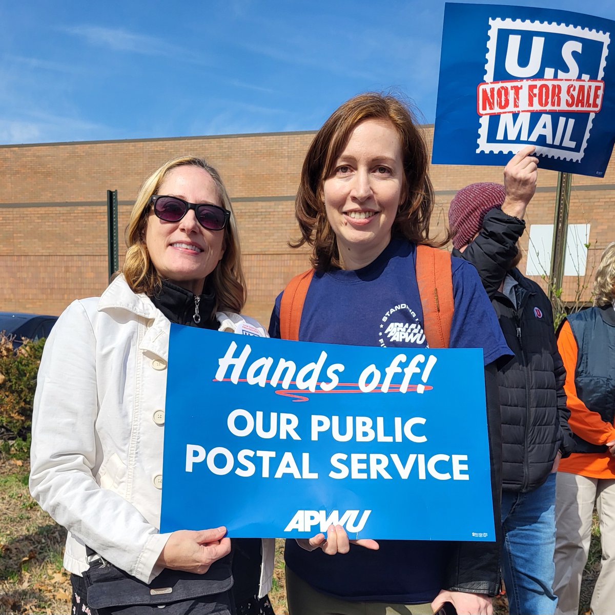 SarahDAnderson1's tweet image. got to join @APWUnational for one of many actions across the country today to save our public @USPS.  Porter McConnell of @A4FR gave a hair-raising speech about Wells Fargo&apos;s chilling plan to sell off USPS to for-profit corporations.