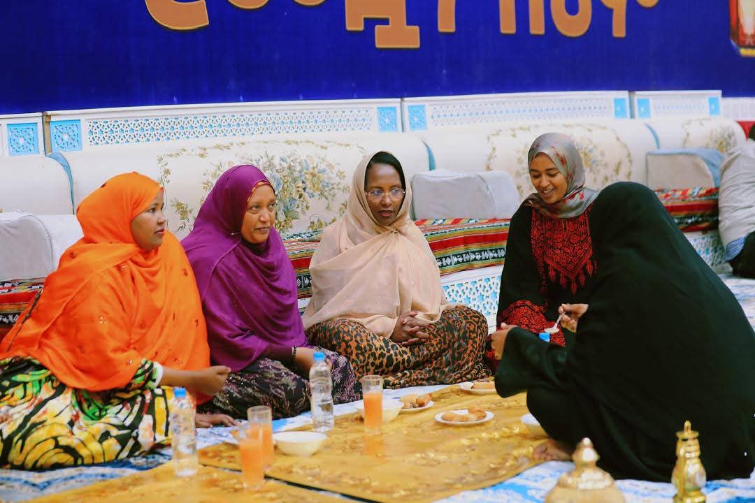 AdanechAbiebie's tweet photo. እንኳን ለ1446 የታላቁ የረመዳን የፆም ወር አደረሳችሁ።

በመዲናችን ከሚገኙ አቅመ ደካሞችንም እና ዝቅተኛ ገቢ ካላቸዉ የእስልምና እምነት ተከታዮች ጋር የኢፍጣር መርሃ ግብር አከናውነናል።
ይህን የጾም እና የጸሎት ወቅት የእምነቱ አስተምሮ በሚያዘው መሰረት ድሆችን እና ጠያቂ የሌላቸዉን ወገኖች መርዳት፣ መደገፍ እና አቅመ ደካ���ችንም በማሰብ መሆን አለበት።
እኛም ፆሙን ምክንያት በማድረግ በከተማችን በሚገኙ 24ቱ የተስፋ ብርሃን የምገባ ማዕከላት ዘወትር ማታ ማታ ለአቅመ ደካማ እና ለተለያዩ ማህበራዊ ችግሮች ለተጋለጡ ሰዎች የኢፍጣር መርሃ ግብር በማዘጋጀት ነዋሪዎቻችንን እያስፈጠርን እንገኛለን::
በድጋሚ እንኳን ለ1446 የታላቁ የረመዳን የፆም ወር አደረሳችሁ::

ፈጣሪ ኢትዮጵያን እና ህዝቦቿን ይባርክ

Baga ji'a sooma guddicha ramadaanaa 1446 tiin isin gahe! 

Hordoftoota amantaa islaamaa magaalaa keenyaa waliin sagantaa afxiraa gaggeessinee jirra. 
Yeroo soomaa fi kadhannaa kana bu'uura barnootni amantichaa ajajuun harka qalleeyyii fi lammiilee gaafattota hin qabne gargaaruun,deeggaruu fi kanneen humna hin qabne yaadachuun ta'uu qaba. 
Nutis soomana sababa godhachuun giddu galoota nyaataa Tasfaa Birhaan 24n magaalaa keenyatti argamanitti galgala hundaa humna dhabeeyyii fi namoota rakkoolee hawaasummaa garaagaraatiif saaxilamaniif sagantaa afxiraa qopheessuun jiraattota keenya afaxxarsiisuu irratti argamna. 
Irra deebiin baga ji'a guddicha sooma ramadaanaan 1446tiin isin gahe. 

Waaqni Itoophiyaa fi Uummata Ishee Haa Eebbisu.!