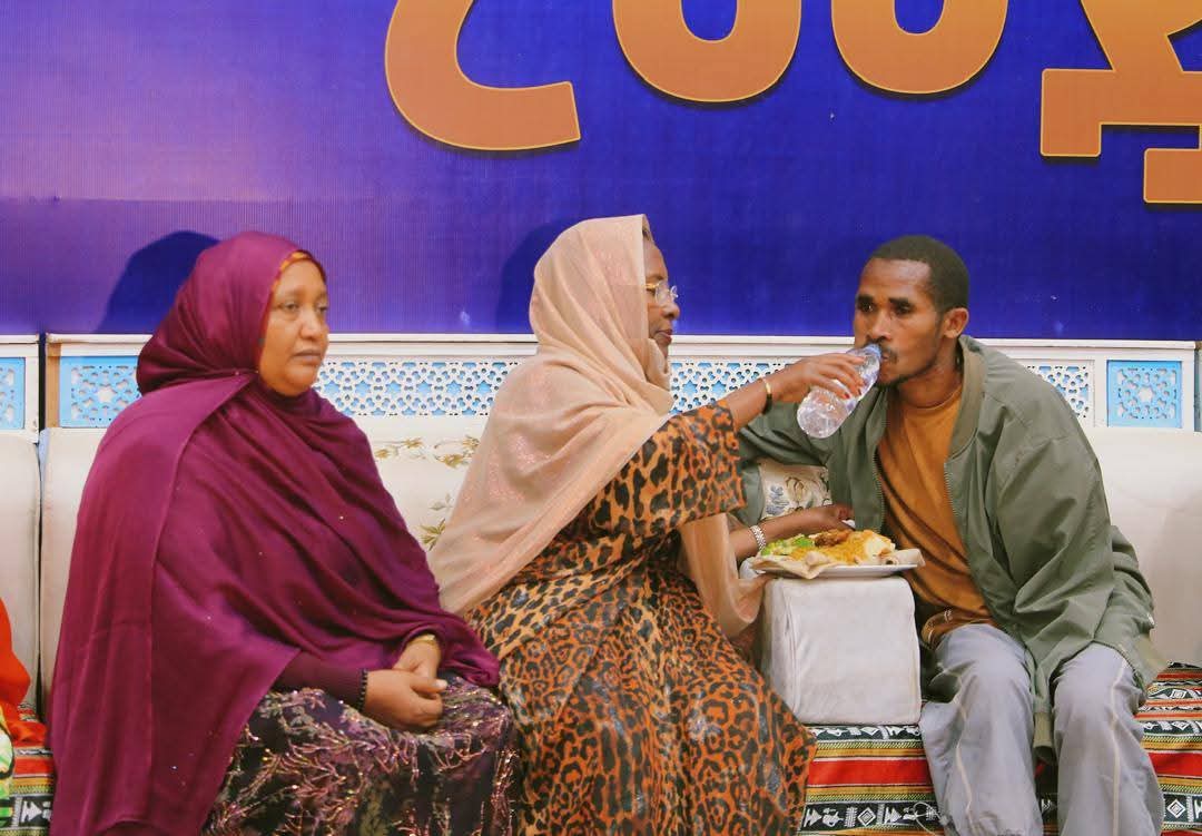AdanechAbiebie's tweet photo. እንኳን ለ1446 የታላቁ የረመዳን የፆም ወር አደረሳችሁ።

በመዲናችን ከሚገኙ አቅመ ደካሞችንም እና ዝቅተኛ ገቢ ካላቸዉ የእስልምና እምነት ተከታዮች ጋር የኢፍጣር መርሃ ግብር አከናውነናል።
ይህን የጾም እና የጸሎት ወቅት የእምነቱ አስተምሮ በሚያዘው መሰረት ድሆችን እና ጠያቂ የሌላቸዉን ወገኖች መርዳት፣ መደገፍ እና አቅመ ደካ���ችንም በማሰብ መሆን አለበት።
እኛም ፆሙን ምክንያት በማድረግ በከተማችን በሚገኙ 24ቱ የተስፋ ብርሃን የምገባ ማዕከላት ዘወትር ማታ ማታ ለአቅመ ደካማ እና ለተለያዩ ማህበራዊ ችግሮች ለተጋለጡ ሰዎች የኢፍጣር መርሃ ግብር በማዘጋጀት ነዋሪዎቻችንን እያስፈጠርን እንገኛለን::
በድጋሚ እንኳን ለ1446 የታላቁ የረመዳን የፆም ወር አደረሳችሁ::

ፈጣሪ ኢትዮጵያን እና ህዝቦቿን ይባርክ

Baga ji'a sooma guddicha ramadaanaa 1446 tiin isin gahe! 

Hordoftoota amantaa islaamaa magaalaa keenyaa waliin sagantaa afxiraa gaggeessinee jirra. 
Yeroo soomaa fi kadhannaa kana bu'uura barnootni amantichaa ajajuun harka qalleeyyii fi lammiilee gaafattota hin qabne gargaaruun,deeggaruu fi kanneen humna hin qabne yaadachuun ta'uu qaba. 
Nutis soomana sababa godhachuun giddu galoota nyaataa Tasfaa Birhaan 24n magaalaa keenyatti argamanitti galgala hundaa humna dhabeeyyii fi namoota rakkoolee hawaasummaa garaagaraatiif saaxilamaniif sagantaa afxiraa qopheessuun jiraattota keenya afaxxarsiisuu irratti argamna. 
Irra deebiin baga ji'a guddicha sooma ramadaanaan 1446tiin isin gahe. 

Waaqni Itoophiyaa fi Uummata Ishee Haa Eebbisu.!