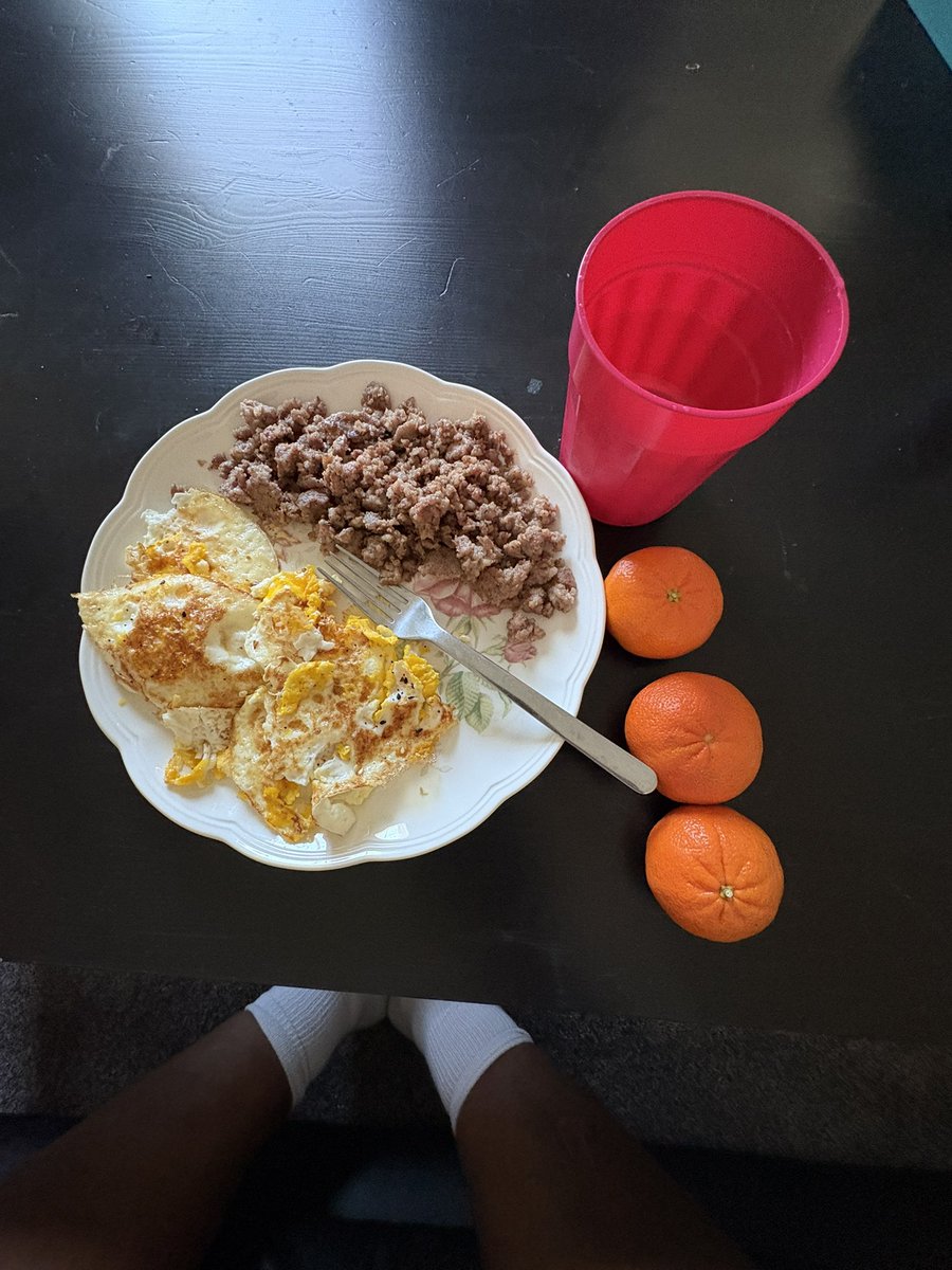 Noah Devine 6’2 295lbs C/G 2025 (@noahdevine4) on Twitter photo Starting the day off strong 🏌️! 
4 eggs, 1/2 pound of pork sausage and 3 oranges! Starting the day off strong 🏌️! 
4 eggs, 1/2 pound of pork sausage and 3 oranges!