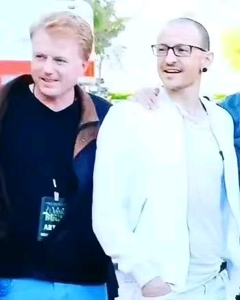 anderssonmarten's tweet image. Today would have been both Chester and Stan Sharp&apos;s birthday. This is from our concert benefiting public music education. They were both so enthusiastic about giving back and helping the future generation. 

#StanSharp #ChesterBennington #MakeChesterProud