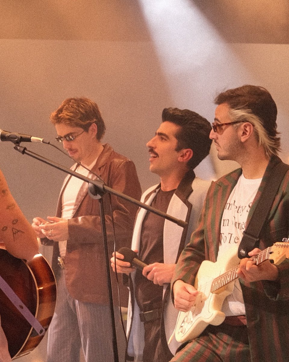 GwenIza_'s tweet image. Que hace jezzini aqui!!!! 

JEZZINI PASO DE GRITARLE A ISAZA EMBARAZAME A ESTAR A LADO DE EL NO PUEDE SER!!