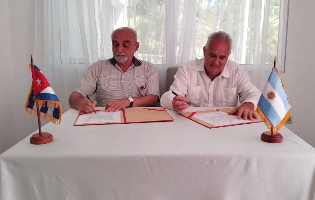 EmilioLozadaG's tweet photo. Sostuve fraternal encuentro con @jorgekreyness, secretario general del @pcaarg. Ratificamos la necesidad de fortalecer la unidad de la izquierda del continente a nivel nacional y regional e impulsar los vínculos entre nuestros Partidos con la firma, hoy, de una Ayuda Memoria. https://t.co/MvyhCIp4wy