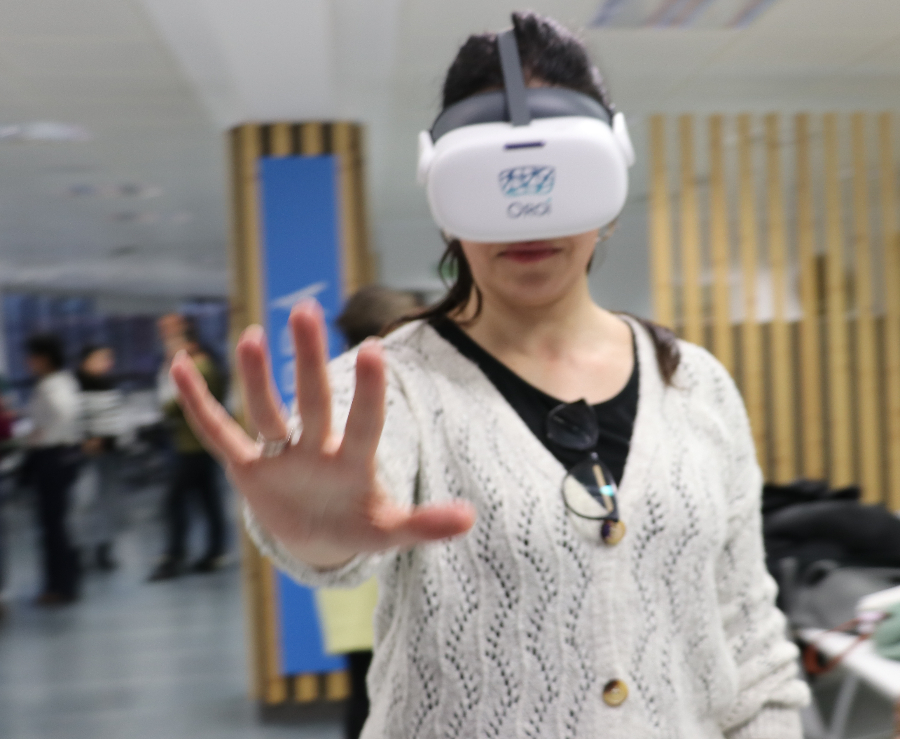 suaracoop's tweet photo. 👓 La #RealitatVirtual millora en un 75% dels casos el benestar emocional de la gent gran que viu a casa, segons els resultats d'una prova pilot que hem presentat avui amb Oroi.
👉 Coneix l'estudi i la veu de persones ateses i treballadores del #SAD: https://t.co/onIsxBSVfm https://t.co/kj2GcMiOnK