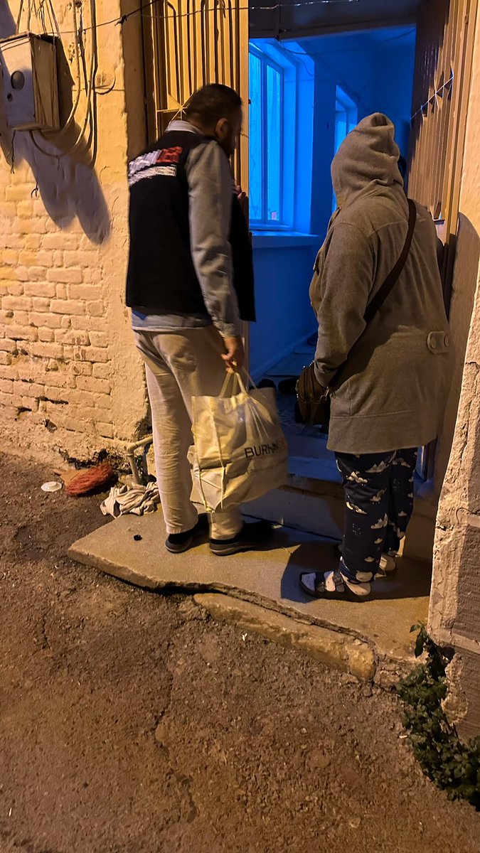 “Ramazan 🌙 Paylaştıkça Güzeldir.”

Burhan Eğitim Kültür ve Dayanışma Derneği olarak Ramazan boyunca İhtiyaç sahibi ailelere Ramazan Erzak Paketlerimizi dağıtmaya Devam ediyoruz

📍Bugün İzmir Konak ilçesine bağlı Agora semtinde Bir çok aileye Erzak paketlerimizi teslim ettik.