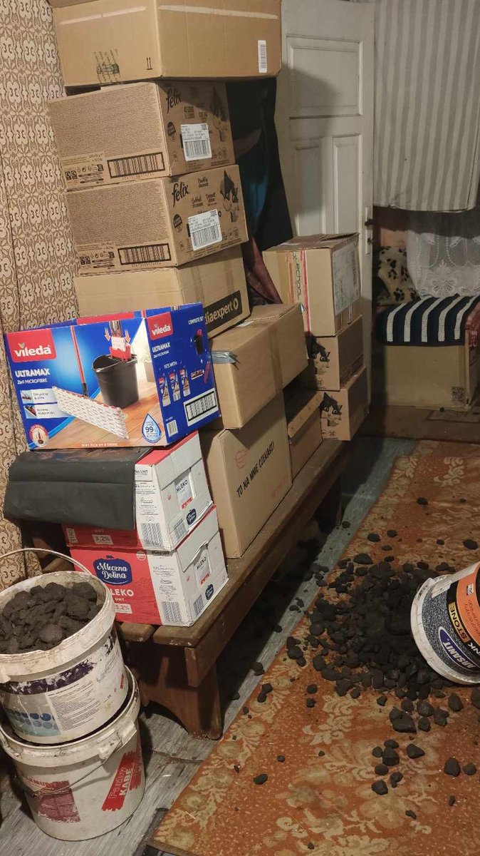 Moje koty dały pokaz 2 wiadra węgla wysypały w korytarzu. Będzie plama jak się patrzy na chodniku, przy okazji można zobaczyć, że powoli już się pakuję bez waszej pomocy nie uda się przeprowadzić do nowego miejsca z kotami, będę na ulicy. Chodnik do prania zrzutka.pl/32j4w7