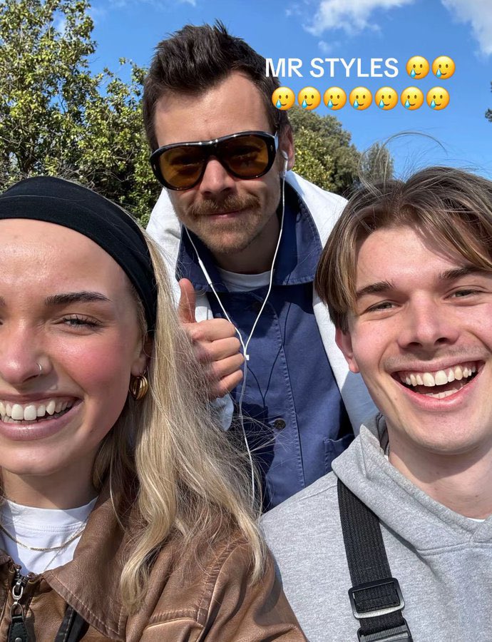 hsdaily's tweet image. Harry with fans in Rome yesterday (via jesshehehe123)