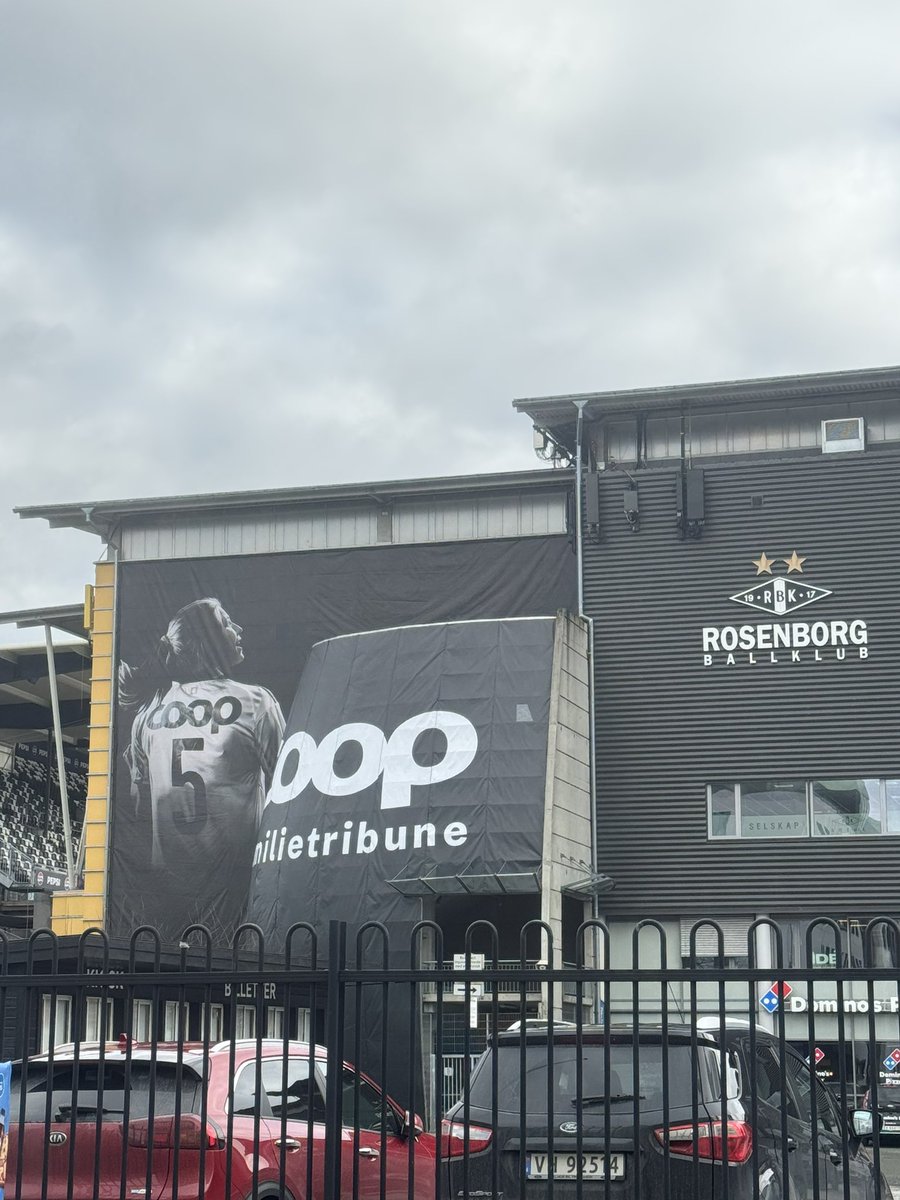 Nå pryder både en kvinne- og herrespiller Lerkendal Stadion for første gang!😍 

Like muligheter står sterkt i Rosenborg, og nå er vi snart klare for serieåpning for begge A-lagene!💪🏼 

Vi i <a href="/RBKfotball/">Rosenborg Ballklub</a> storgleder oss!🖤
Møt opp på kamp for begge lag! 

#alltidframover