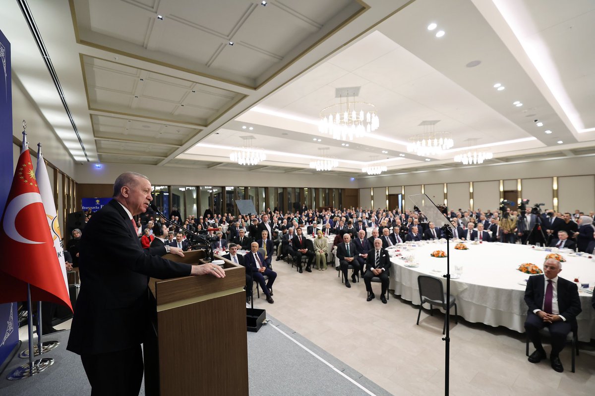 mhilmiguler's tweet photo. AK Parti Genel Merkezimizde, Sayın Cumhurbaşkanımız @RTErdogan'ın riyasetinde düzenlenen ‘Önceki Dönem Milletvekilleri İftarı’ programına katıldık.

Ülkemize ve milletimize hizmet etmiş yol arkadaşlarımızla, ‘Soframızda Birlik Yolumuzda İstikrar’ şiarıyla bir araya geldik. Oruçlarımızı birlikte açtık, dualar ettik.

Rabbim tuttuğumuz oruçları kabul, birliğimizi ve beraberliğimizi daim eylesin.