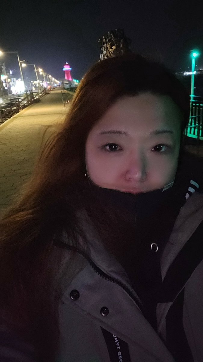 오늘도 을쟈기랑 바람쐬러 다녀왔지

오이도 다녀왔는뎅 음제부도보다 

훨씬 쪼우아 👍  레즈비언동생도

같이 갔었는데 우리만 커플이라

쪼매 글킨하드라...  

바닷바람 춥긴한데 뭔가 너무좋았어

물다빠졌는데도 뻥 뚫린시야도

너무좋았고 짠내맡으며 걷는것도

좋았고 맨탈정화시간 이였어 ㅋ