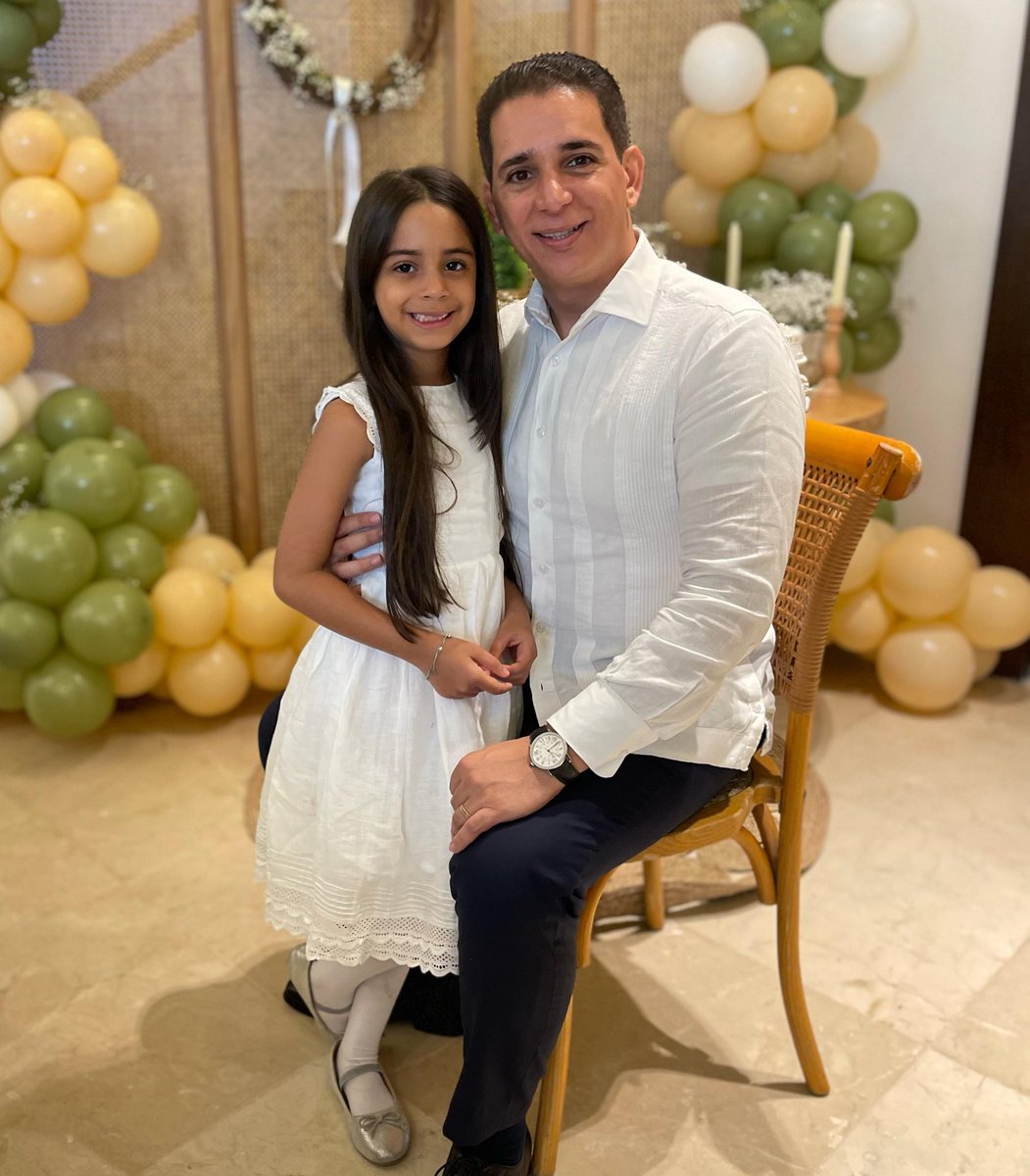 ¡Victoria está de cumpleaños!

Dios te bendiga amor de Papi, que la vida te regale tanta felicidad como la que tú nos das cada día. ¡Te amo Nana!