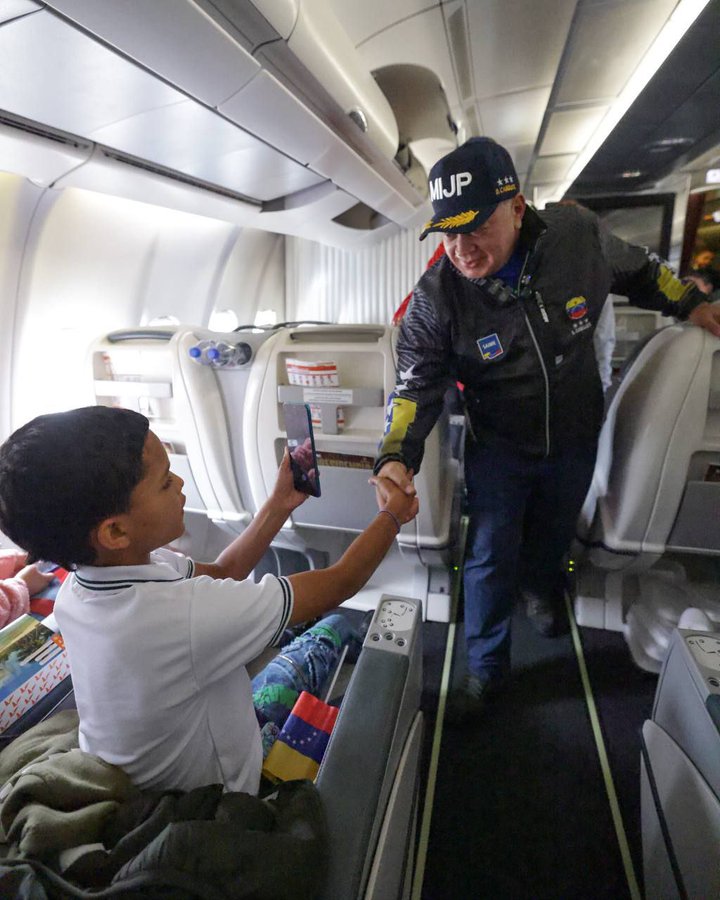 SonPolemicas's tweet photo. Algunos niños venezolanos deportados, tuvieron que viajar solos en el avión, porque el gobierno criminal de Estados Unidos los separó de sus padres y los tienen en campos de concentración...Otro de los "logros" de la Psicópata María Corina Machado, la separación de las familias. https://t.co/3jojzo6vqN