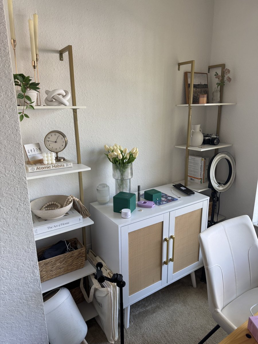 kelsiugc's tweet image. This little corner in my apartment right here made me six figures last year. 

It&apos;s bittersweet packing everything away, as it represents so much hard work and growth. But I&apos;m beyond excited for the new chapter ahead - setting up a creative, inspiring office space in my new home…