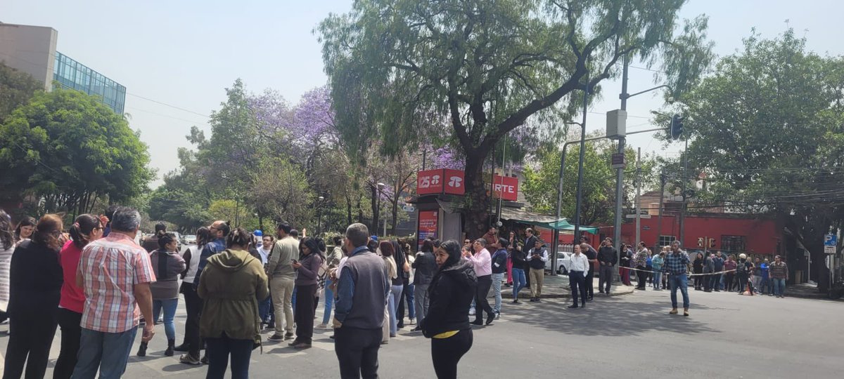 almaldo2's tweet photo. Barranca del muerto a la altura de Revolución cerrada por trabajadores de la extinta Comisión Nacional para la Mejora Continua de la Educación (@MejorEdu) que exigen certidumbre laboral por parte del gobierno federal.
Mi solidaridad con todos ellos y ellas. Felicidades @etsandov. https://t.co/MJDvlhpQaJ