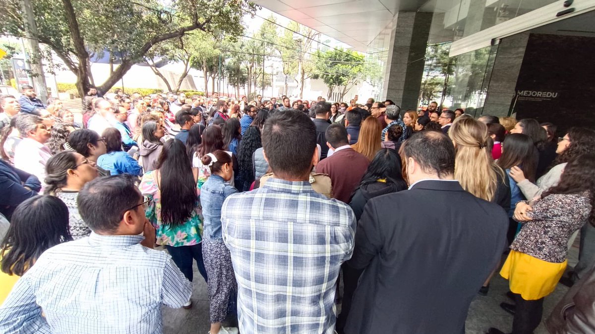 almaldo2's tweet photo. Barranca del muerto a la altura de Revolución cerrada por trabajadores de la extinta Comisión Nacional para la Mejora Continua de la Educación (@MejorEdu) que exigen certidumbre laboral por parte del gobierno federal.
Mi solidaridad con todos ellos y ellas. Felicidades @etsandov. https://t.co/MJDvlhpQaJ