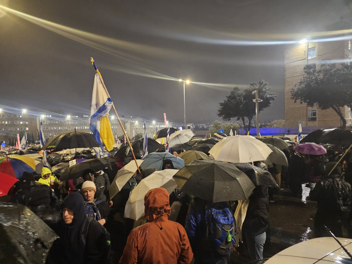 בינואר 23  נערכה בכיכר הבימה "הפגנת המיטריות". המטריות סימון אז את נחישות המחאה נגד ההפיכה השלטונית. עכשיו אלפים  מול משרד רוהמ הפגנת המטריות 2. התנאים הפעם הרבה יותר קשים: הקור הירושלמי, הייאוש, הברוטליות של הממשלה, הדם שנשפך והחטופים שמופקרים. אבל המטריות הן שוב סמל לנחישות.