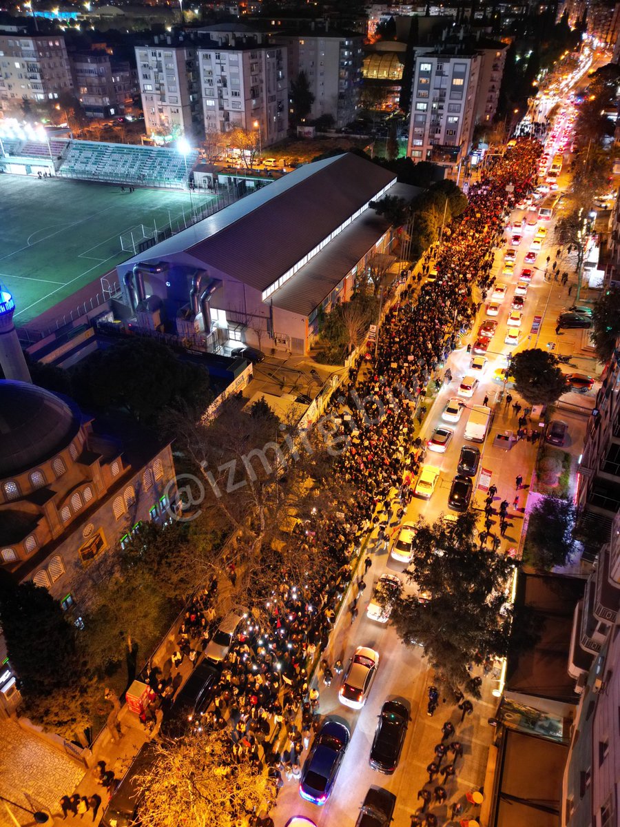 Bornova on binlerle yürüyoruz.
 haklarımızı gasp ettirmeyeceğiz. 
Tek adam yenilecek biz kazanacağız