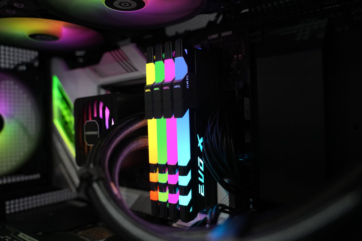 GeILMemory's tweet photo. EVO X II steals the spotlight with its vibrant, smooth, and dazzling lighting effects—taking center stage in any gaming rig! 💡🌟

#GeIL #EVOXII #Memory #RAM #memorykit #PcGaming #desktopgaming #pcgamingsetup #pcbuild #pcgamer #gamingpc #gamingsetup #pcmods #gamingrig https://t.co/2XQ7bIYoFN