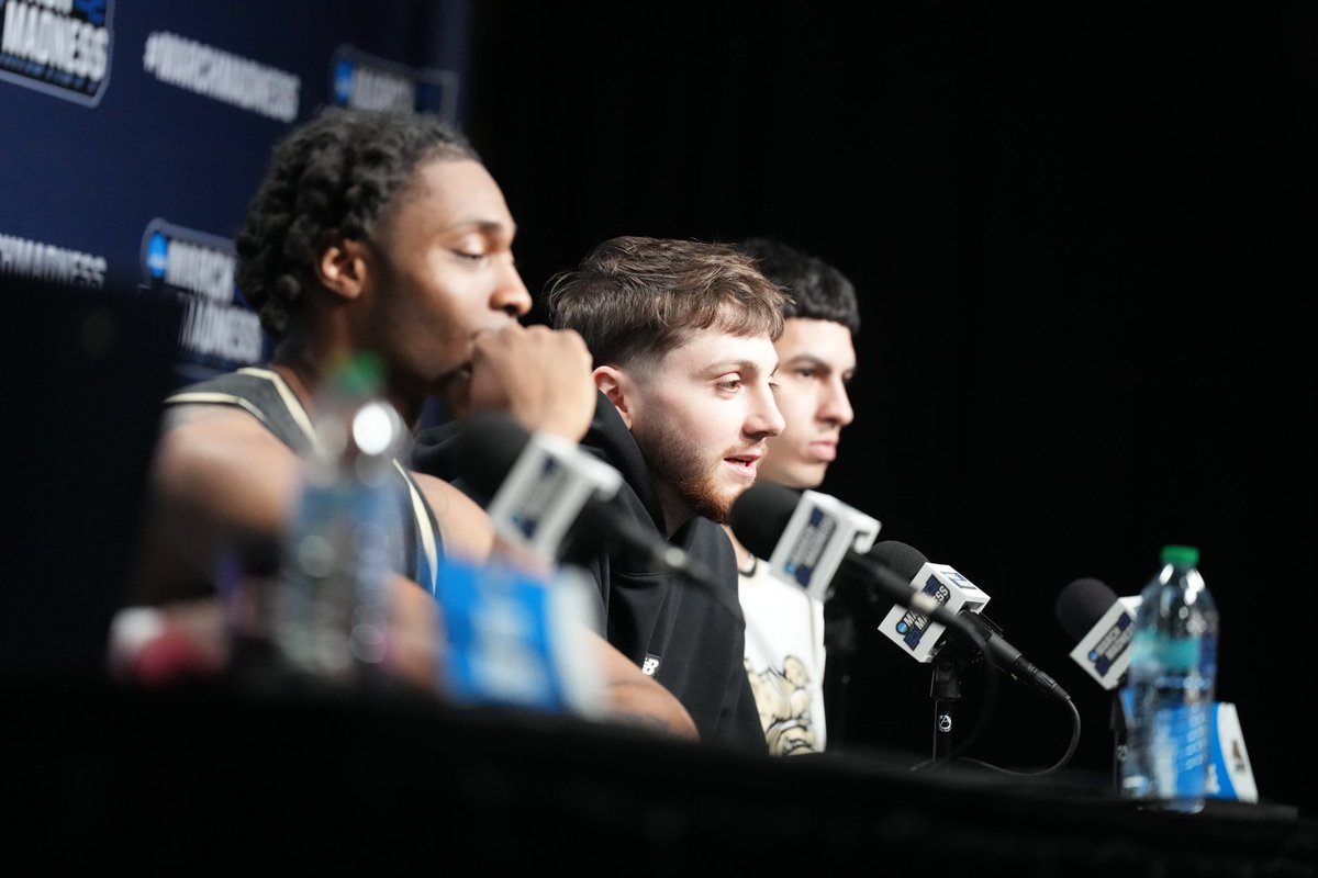 BryantHoops's tweet photo. Meeting the media https://t.co/U0bQfO4wtA
