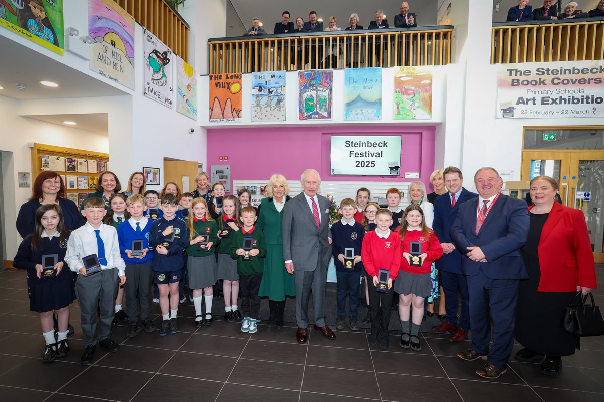 🎂 Commencing their second day of engagements, Their Majesties visited Limavady. The King and Queen met members of the the local community and witnessed a demonstration of local produce at Hunter’s Bakery, before visiting Roe Valley Arts and Culture Centre 1/3 🧵