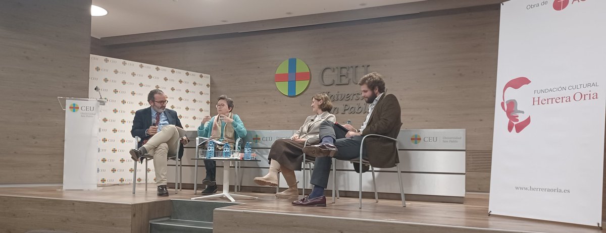 MisterLegio's tweet image. Tarde chestertoniana en @USPCEU con #EnCasa de @APimentelIgea publicado por @CEUEdiciones y con gratos y desvirtualizados encuentros como los de @canteraepmdj, @JavierF77010295, @JulioLlorente4, @AnaRodrguezdeA1, @pavelaquin o @MartaJHS. 
Ahora, lectura doméstica y reseña.