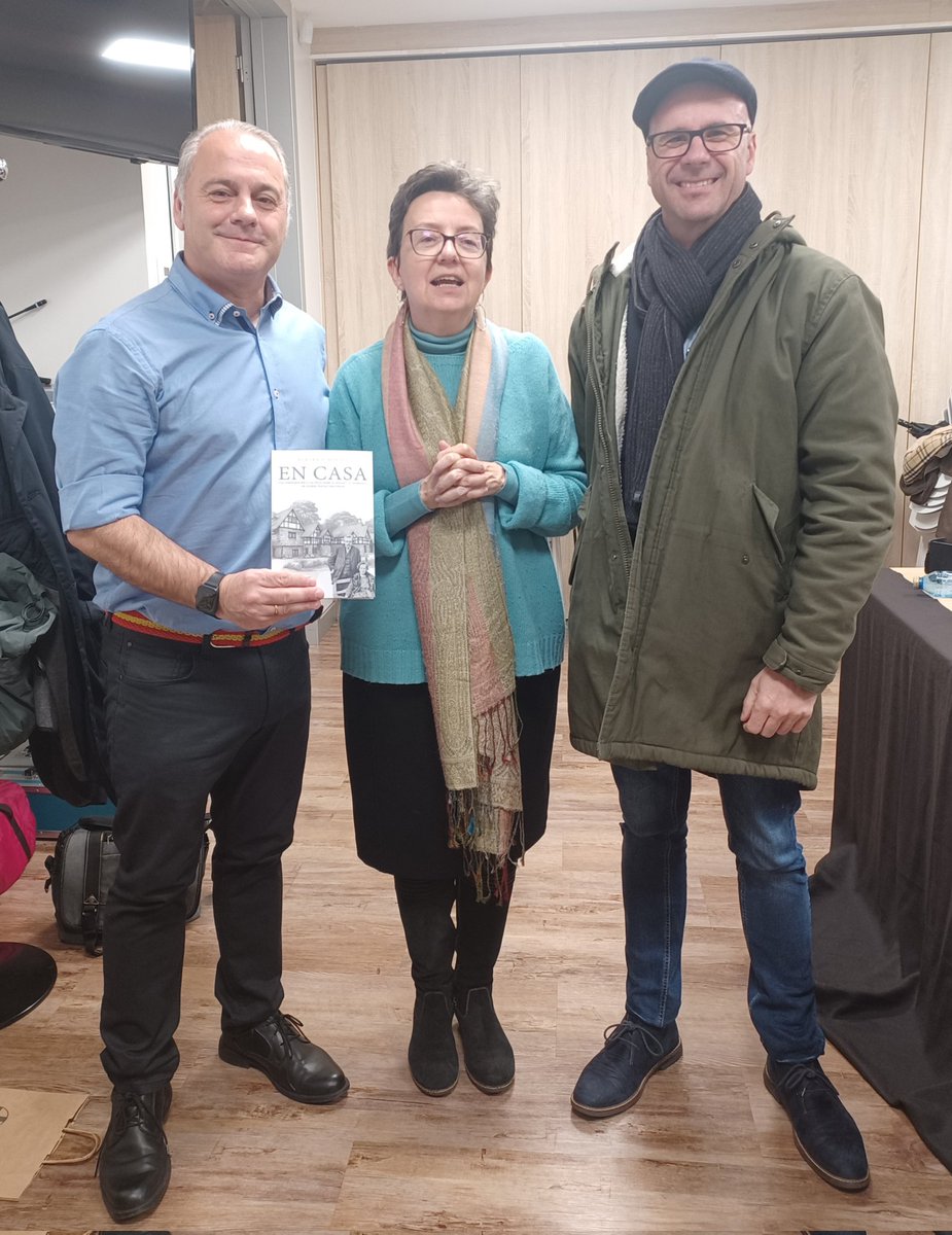 MisterLegio's tweet image. Tarde chestertoniana en @USPCEU con #EnCasa de @APimentelIgea publicado por @CEUEdiciones y con gratos y desvirtualizados encuentros como los de @canteraepmdj, @JavierF77010295, @JulioLlorente4, @AnaRodrguezdeA1, @pavelaquin o @MartaJHS. 
Ahora, lectura doméstica y reseña.