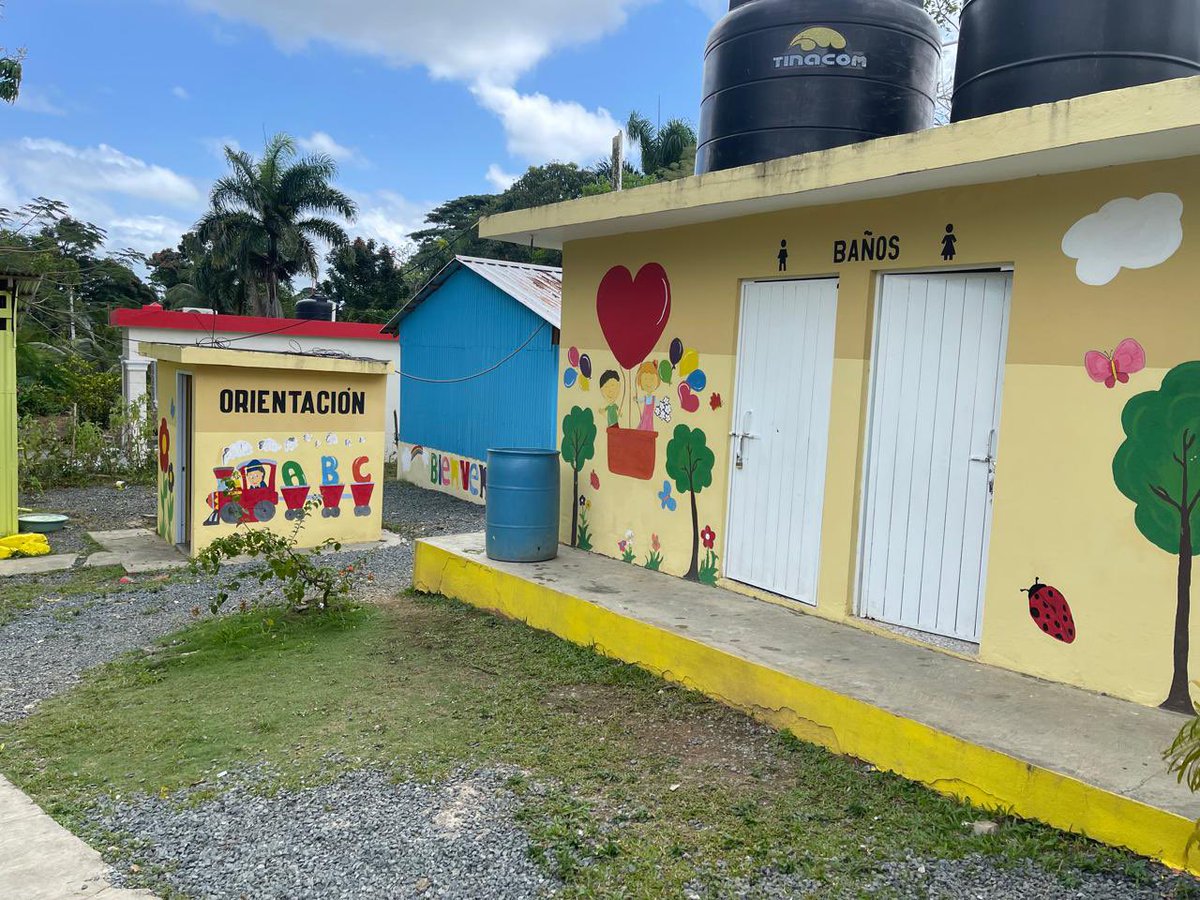 AlemaniaenRD's tweet image. Invertir en educación es construir el futuro. 🎓🏫 Gracias a nuestro #microproyecto y el trabajo de la Fundación Tropicalia la escuela "Los Cuatro Caminos" en Miches ahora tiene mejores instalaciones, formación para docentes y apoyo a las familias. 🌍🙌 #EducaciónTransforma