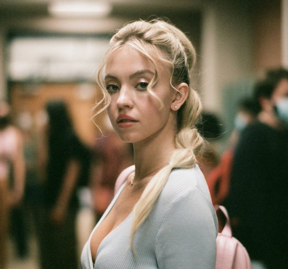 DiscussingFilm's tweet image. Sydney Sweeney will star in &amp;amp; produce ‘I PRETENDED TO BE A MISSING GIRL’ at Warner Bros.

The thriller is based on a Reddit short story that follows a drifter who impersonates a missing girl to rob a family, only to realize she’s made a terrible mistake.

(Source: Deadline)