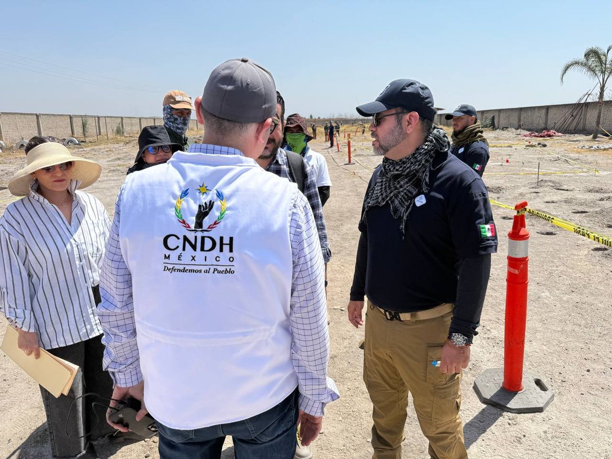 letrasdecafeina's tweet photo. Ya en el Rancho Izaguirre en Teuchitlán donde tiene lugar la CNDH, la Comisión Nacional de Búsqueda de SEGOB, colectivos y medios nacionales e internacionales, menos el fiscal Gertz Manero. @noticias_gab es vampiro, si le da el sol se muere. https://t.co/PMmnLshqIX