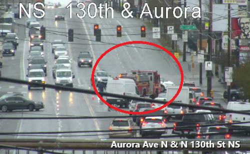 在第135街的Aurora Ave N上发生碰撞，阻塞了左NB车道。谨慎行事。