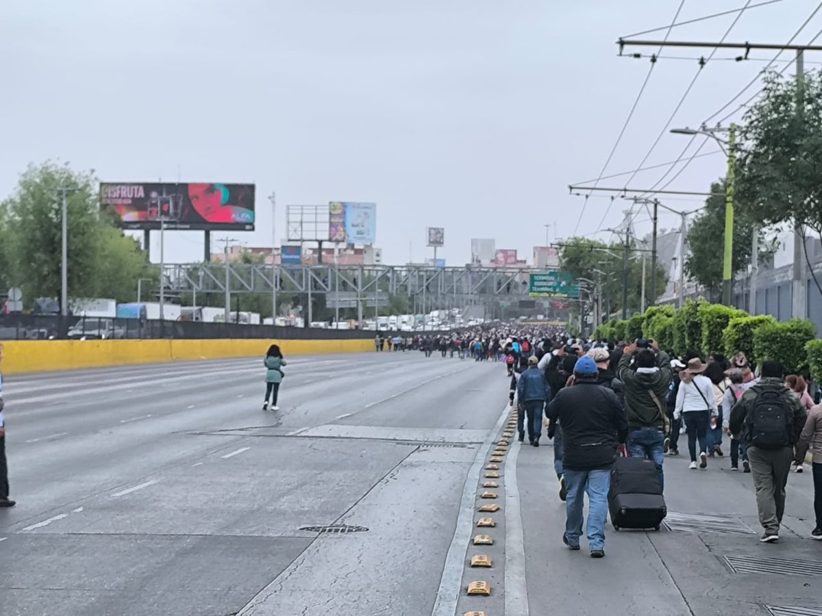 VÍA CERRADA
#NoticiasDRC #CDMX #AICM
⚠️ Cerrada la vialidad de Circuito Interior a partir de Viaducto.
Cierre total por manifestantes en Av. Capitan Carlos León, inmediaciones de la Terminal 1 del <a href="/AICM_mx/">Aeropuerto Internacional Benito Juárez CDMX</a>.