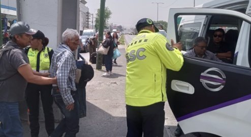 INFORME
#NoticiasDRC #CDMX
Personal de la <a href="/SSC_CDMX/">SSC CDMX</a> apoya a la ciudadanía con los traslados a la Terminal 1 del <a href="/AICM_mx/">Aeropuerto Internacional Benito Juárez CDMX</a>, por el cierre a la circulación de Av. Capitán Carlos León.