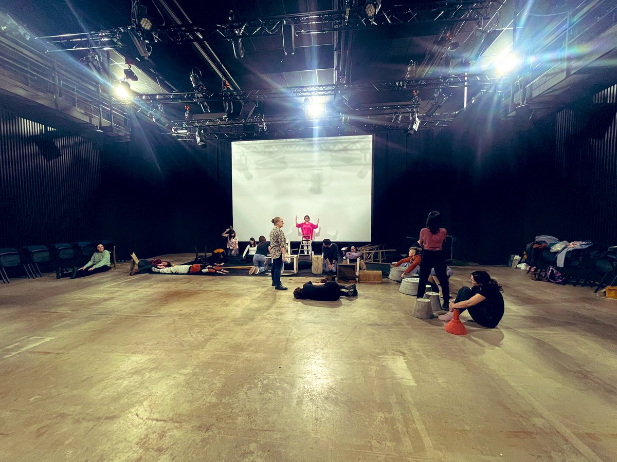 Fantástico cierre del  curso “ Profundización LOVA” con la propuesta del Colectivo Lisarco: aprendiendo a revelar espacios, romper roles preestablecidos, impulsar la inclusión y crear piezas donde el movimiento, las artes plásticas y la música dialogan.