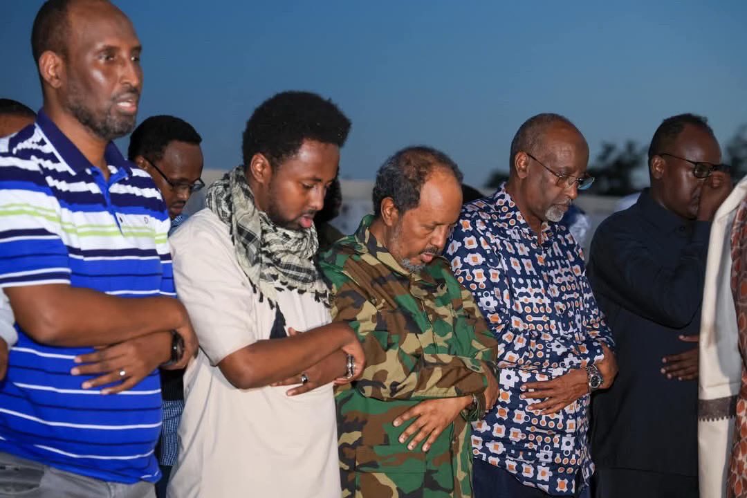 MaryanMhussein's tweet photo. Cadale 20ka March2025. 

Masuuliyiinta mudulood oo uu ugu horeeyo madaxweynaha JFS mudane @HassanSMohamud waa duceysteen sidii dhaqanka u ahaydba faataxadee aqristeen in aan halganka dib loogasoo jeesanna.

Dhawaan deeganada shabeelaha dhexe wacdaraha ka dhici doona isha ku haay. https://t.co/hT0Zj0XOlU