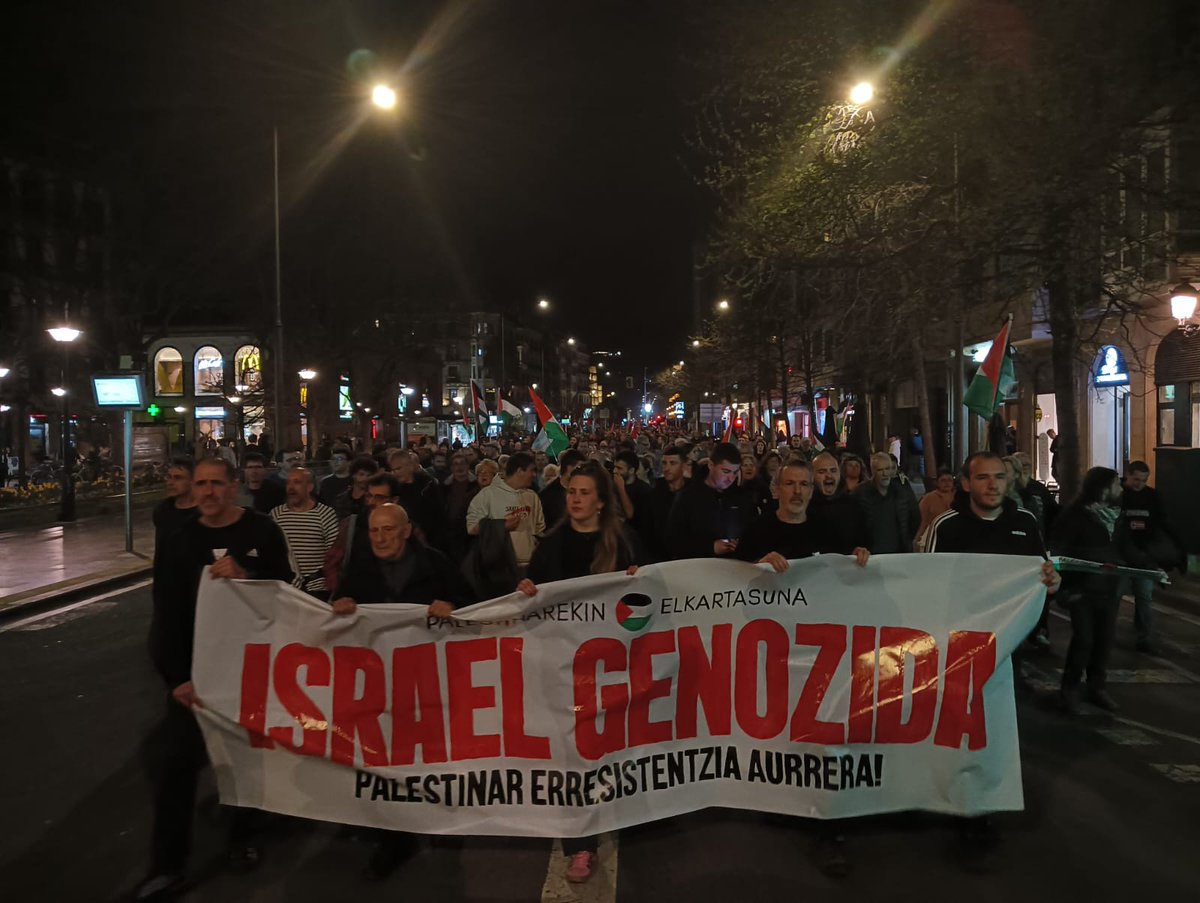 ASKAPENAdonosti's tweet photo. Donostian jendetza batu da Palestinaren alde eta Israelen aurka. Estatu sionistaren basakeriaren aurrean posizioak hartzeko garaia, ekidistantziarik ez! Harremanak eten! Israel suntsitu! 

#EHantiinperialista
#HerriokBorroka https://t.co/rBLubaxjOJ
