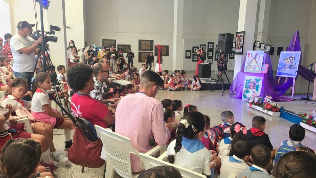 LuisFel07486070's tweet photo. #CubaEsCultura Espacio Tesoro de Papel, un mundo de fantasías en la 33 edición de la feria del libro en #Holguín donde la lectura y el arte enriquecen el conocimiento.
@CubaMined  @QueipoRuiz #HolguínSí #EducaciónHolguín @naimatrujillob https://t.co/xCG6yO0IA9