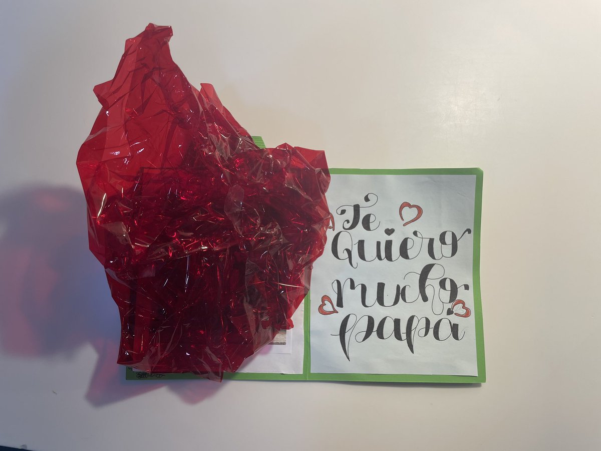 bevisualthinker's tweet photo. @ChapuApaolaza @BrujulaOndaCero Macarrones, arcilla o tarjetas de cartulina… pero siempre, siempre envueltos en papel celofán https://t.co/j6j2ezs1Lu