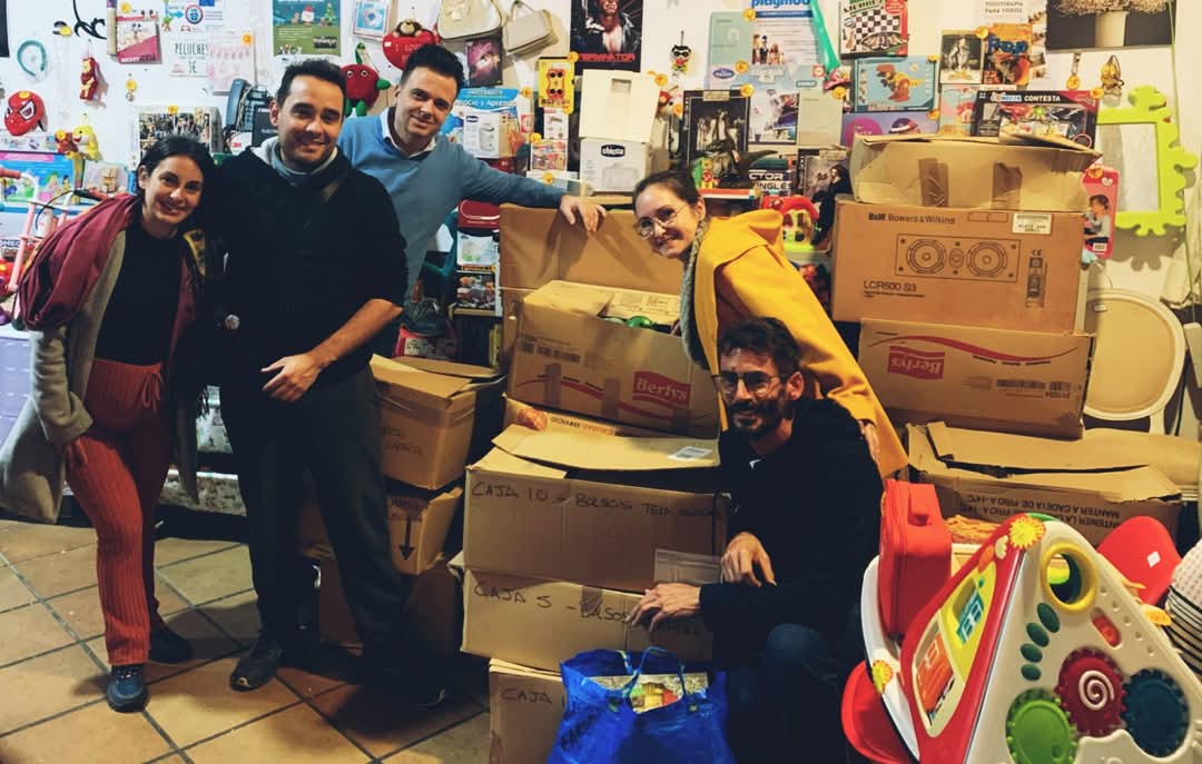 AsocMercader's tweet photo. #AsociaciónMercader va de personas, historias de superación y gran solidaridad ❤️ Desde #TiendaSolidaria canalizamos la ayuda y rehabilitación de afectados de #ictus y apoyo a familiares, y con esfuerzo lo conseguimos 😍 Gracias #ArteaT y gracias David. Con estas aportaciones ⬇️ https://t.co/VJrwGFknDw