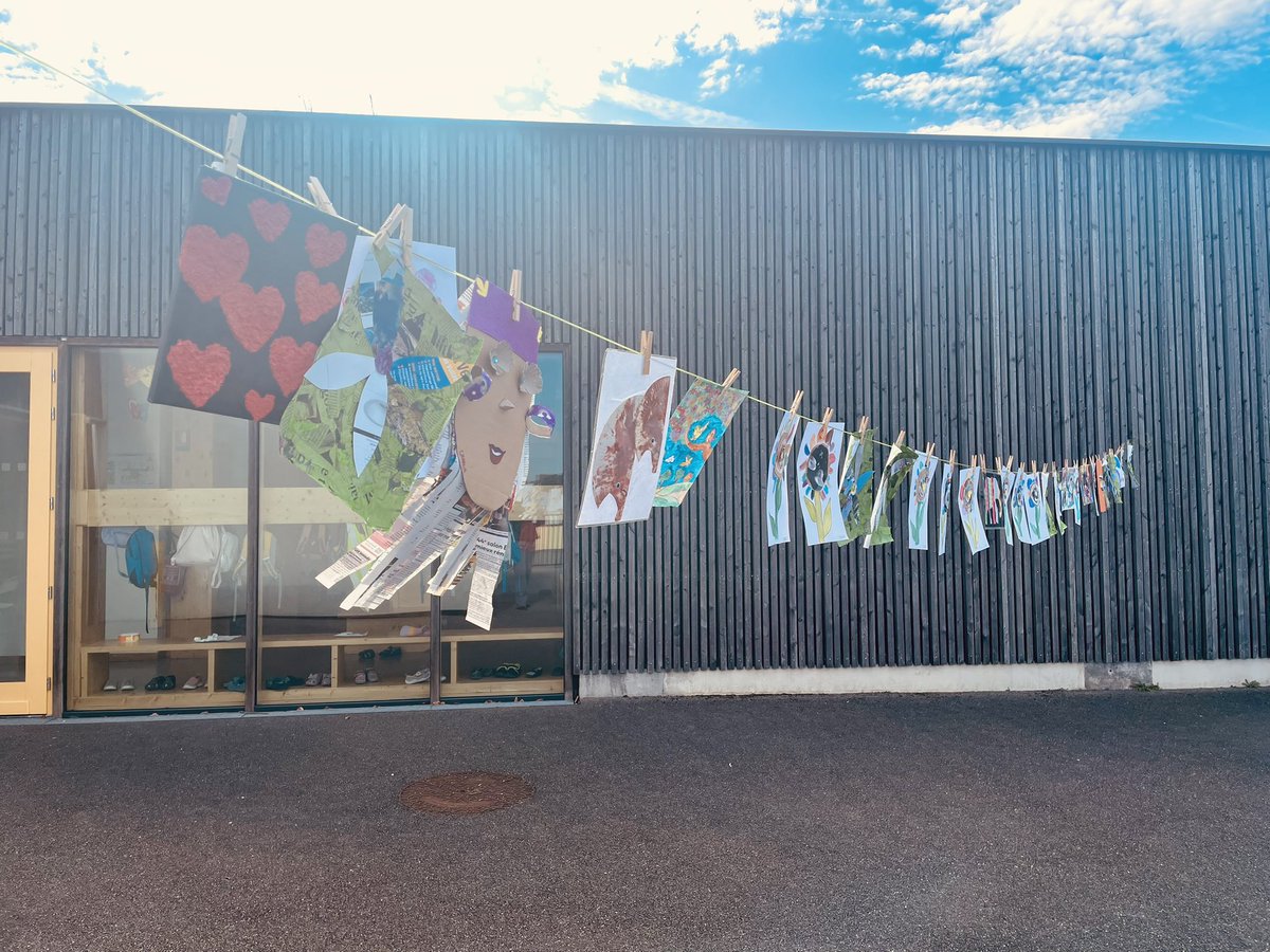 HinterlangSarah's tweet photo. Journée internationale du bonheur, premier jour du printemps et …journée de la grande lessive ! 
Ecole maternelle de Huningue #circonscriptiondesaintlouis https://t.co/WWOuJyJqnT