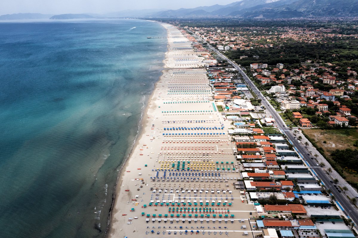Just discovered Florence has such an unexpectedly long shoreline #italy #aerial #drone #florence