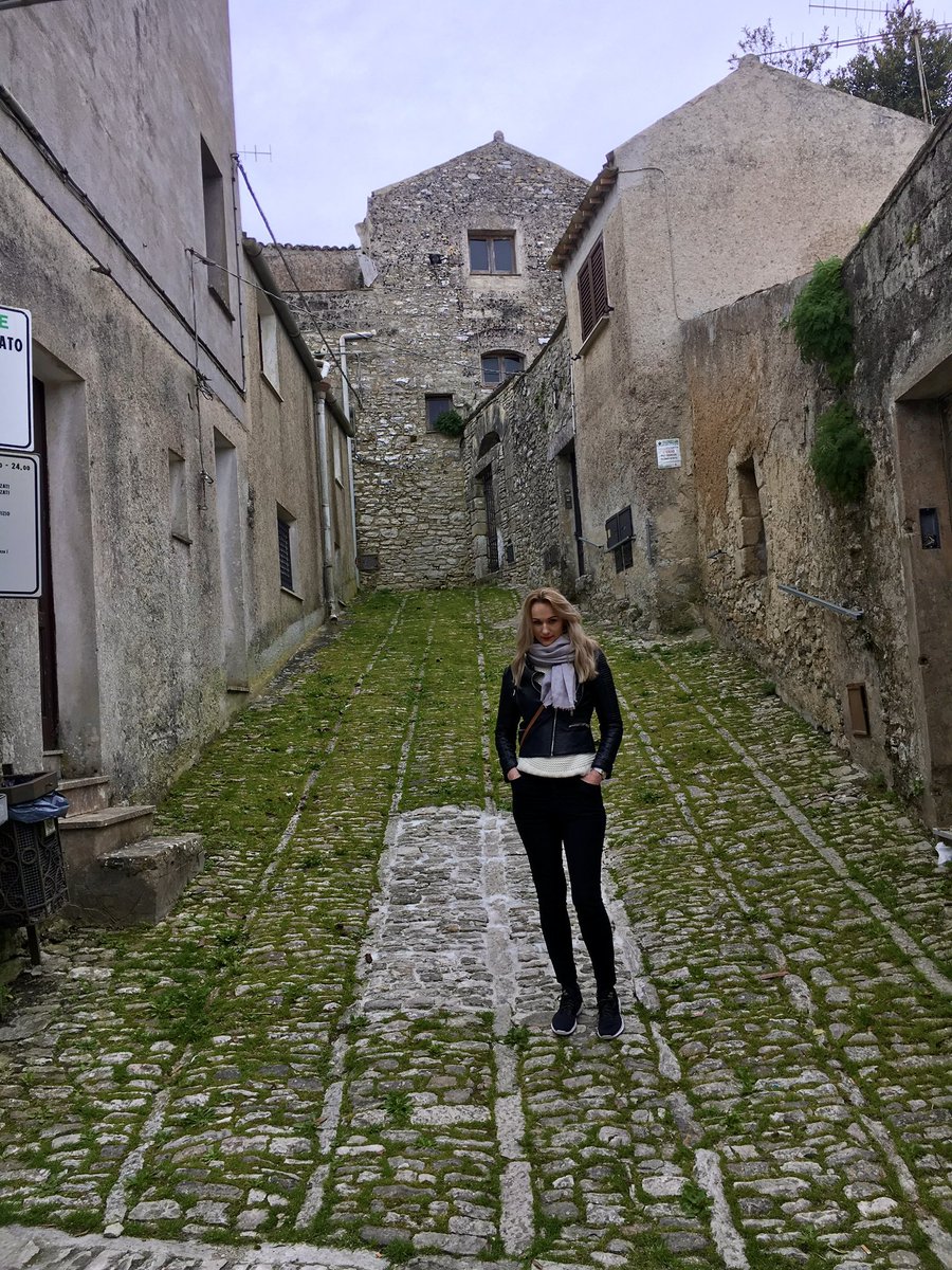 mylan's tweet photo. @skrblik Erice <3
V tom meste som musel sklápať späťáky aj na Fiat 500 pri prejazde uličkami… https://t.co/kzUo7VYJVH
