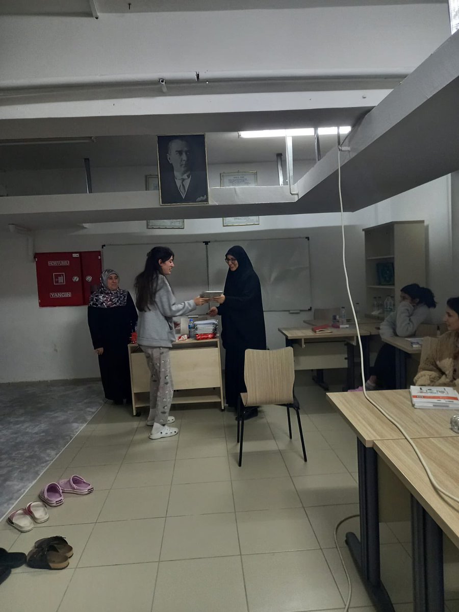 esragsb's tweet photo. İyilik Haftası kapsamında öğrencilerden yazmalarını istediğimiz “Ramazan ve İyilik” temalı şiirlerin sonuçları açıkladı. İlçe Müftülüğü tarafından dereceye giren öğrencilere ödülleri verildi, yarışmaya katılan öğrencilerimize kitap hediye edildi. 
@EdirneKYGM @nvn2259 https://t.co/s7RXIhHelx