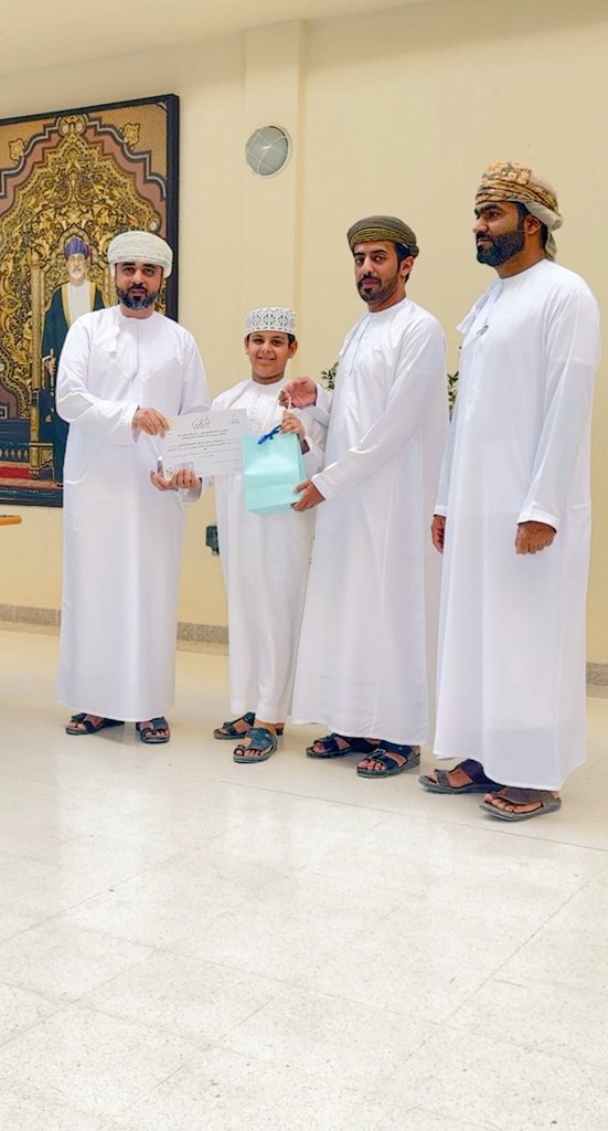 كرم أ. سالم العامري عدد من طلبته المتفوقين في مادة اللغة العربية للفصل الدراسي الأول ٢٠٢٤ / ٢٠٢٥م ؛ تقديرًا لجهودهم وتفوقهم الدراسي ، ولتحفيزهم على مواصلةِ التفوق والإبداع .

 رعى تكريم الطلبة الأستاذ فهد البلوشي - مدير المدرسة، والمعلم الأول لمادة اللغة العربية أ. هلال الهنائي.