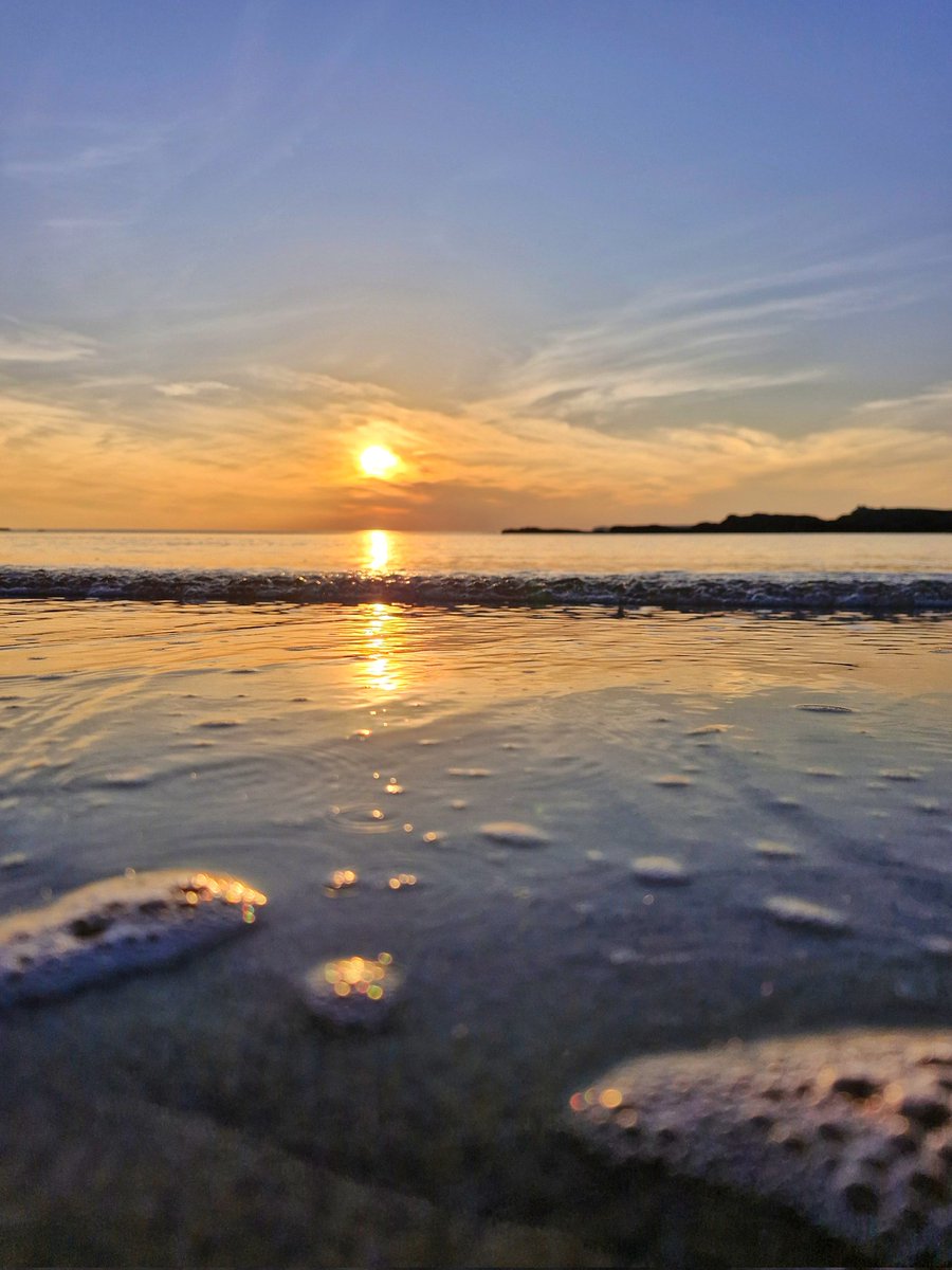 AntonWardPhoto's tweet image. Sunset from Trearddur Bay #wales #Anglesey @Ruth_ITV @ItsYourWales @DerekTheWeather @visitwales @ChrisPage90 @ITVCharlieP @S4Ctywydd @WeatherAisling @StormHour @BBCWthrWatchers @Sue_Charles @SabrinaJayneLee #photography