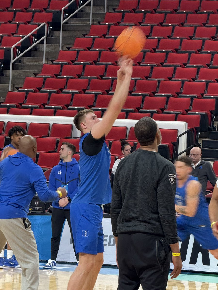 JamiePerry_JPSN's tweet image. Fun being at the Duke practice today at the @LenovoCenter @DukeMBB #Duke4Lyf #MarchMadness #NCAATournament