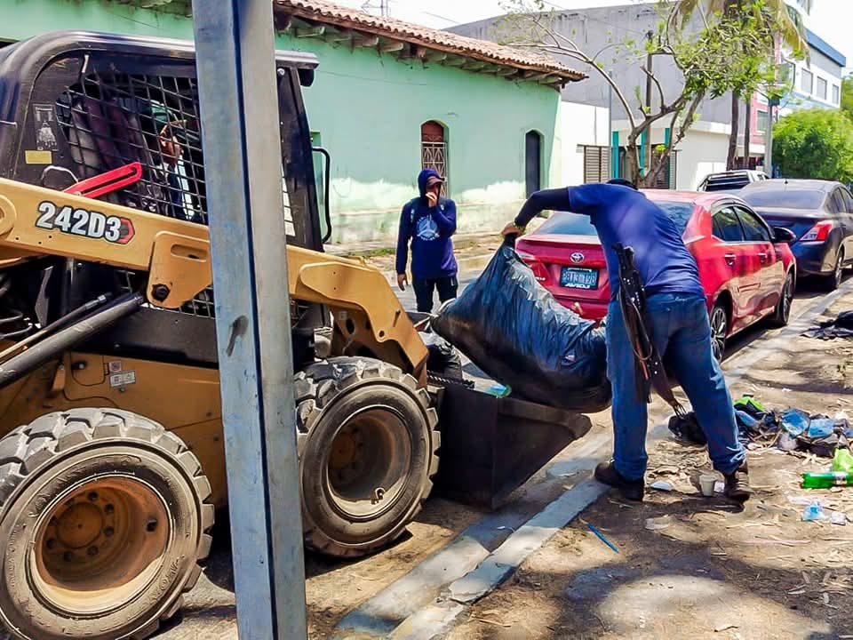 ALEXTORRES_SMC's tweet photo. La limpieza en la vía pública es esencial para esta administración, acciones que ejecutamos constantemente.
Con el #PlanCastor, avanzamos con la limpieza de cunetas, aceras y tragantes en:
📍Col. Ciudad Jardín
📍10a Avenida Norte
📍9a Calle Oriente
#LoImportanteEsLaGente https://t.co/Yi2VDJrHmr